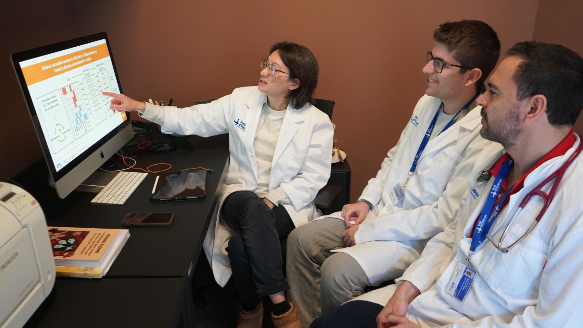 Investigadors de l'equip comentant els resultats de l'estudi