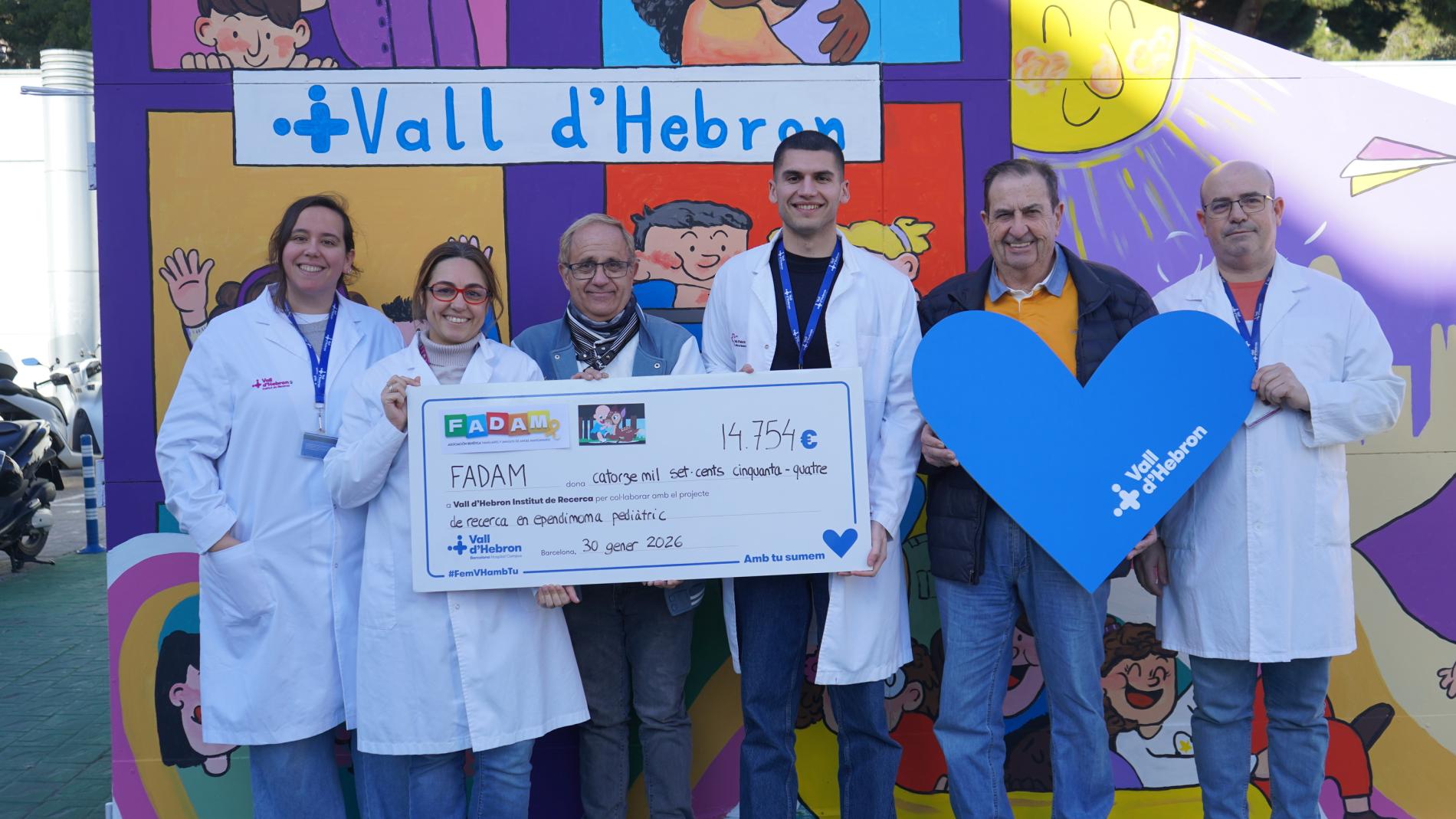 Moment de l'entrega del xec de l'Associació FADAM