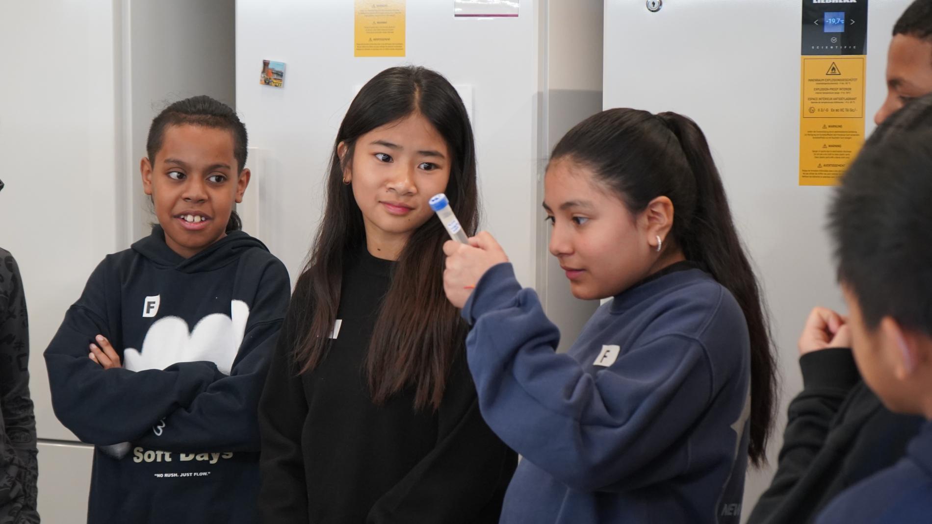 Infants mirant una mostra al laboratori