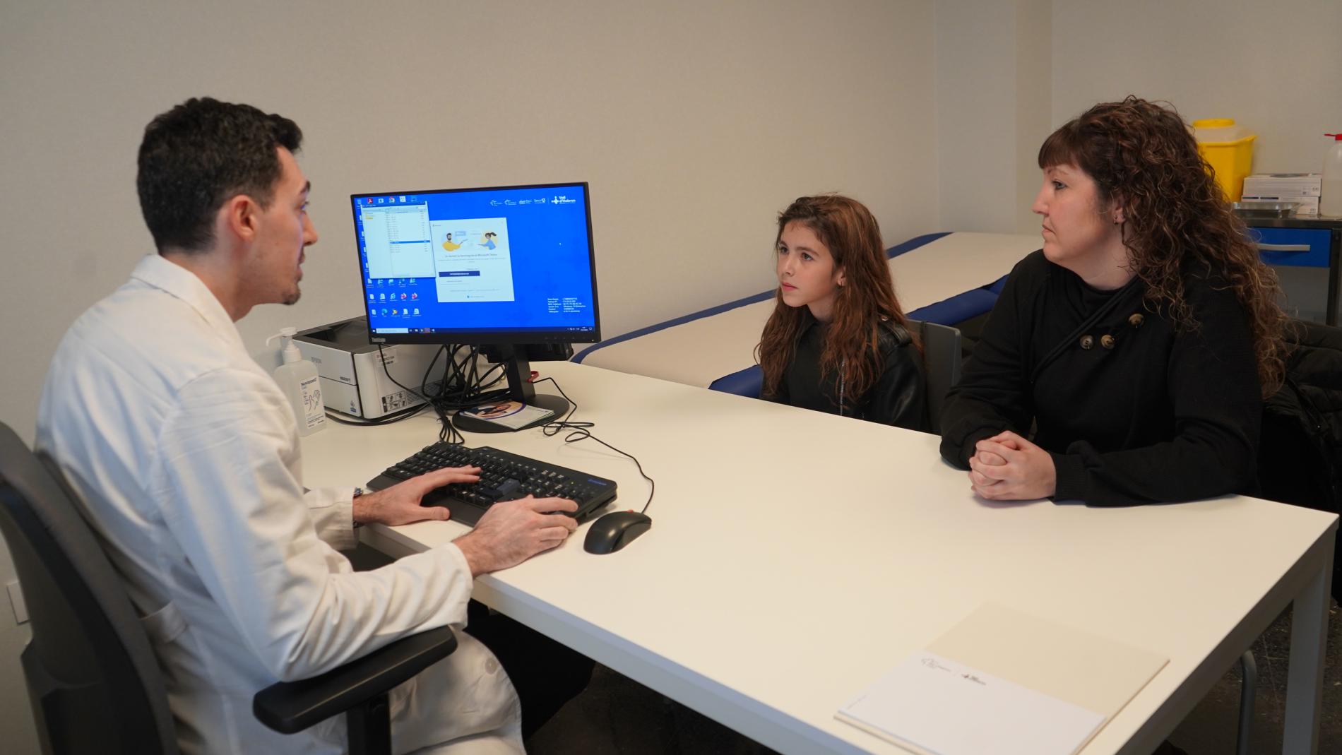 El Dr. Caronna atenent a la consulta