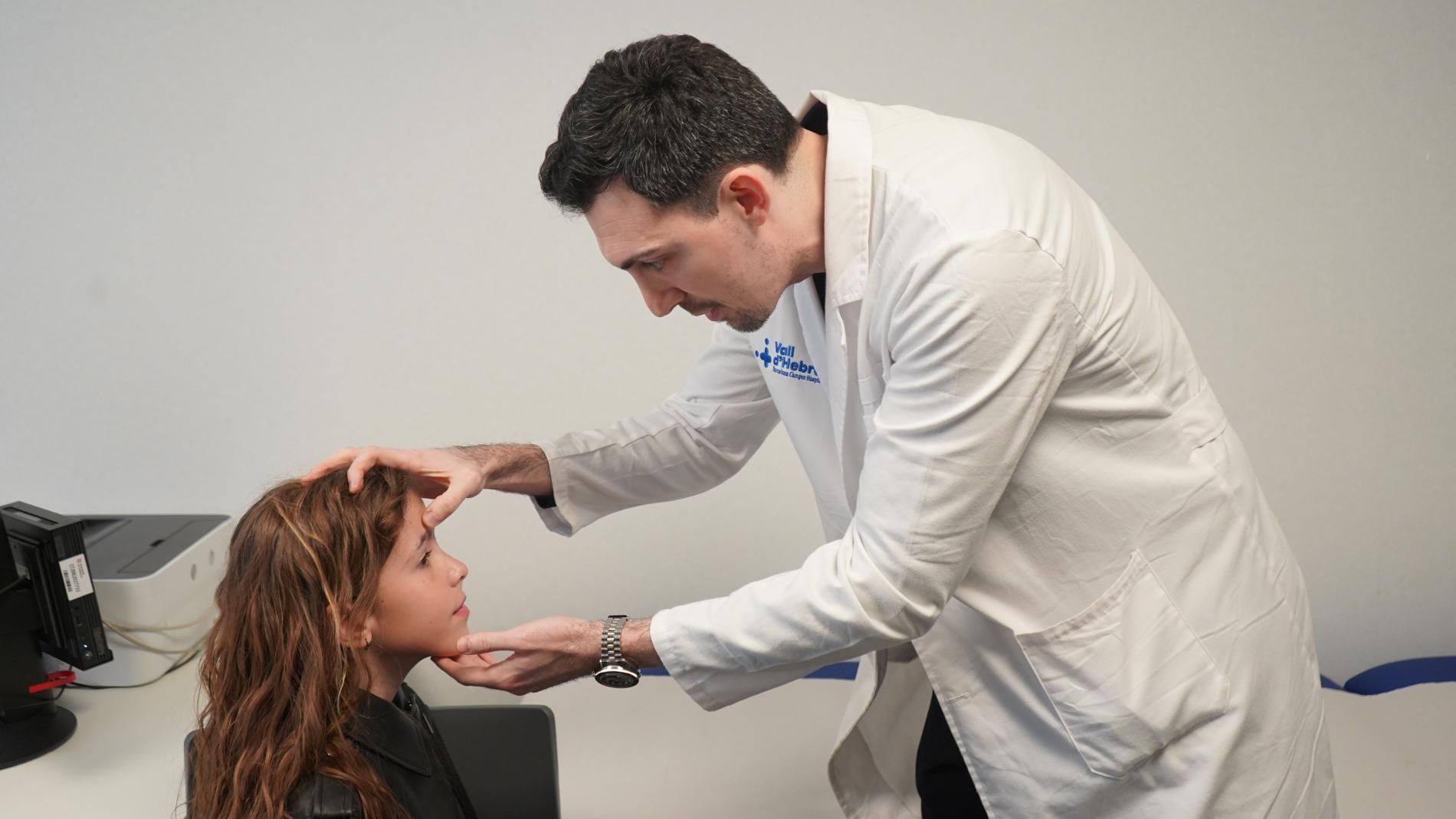 El Dr. Caronna practicant una exploració a la pacient