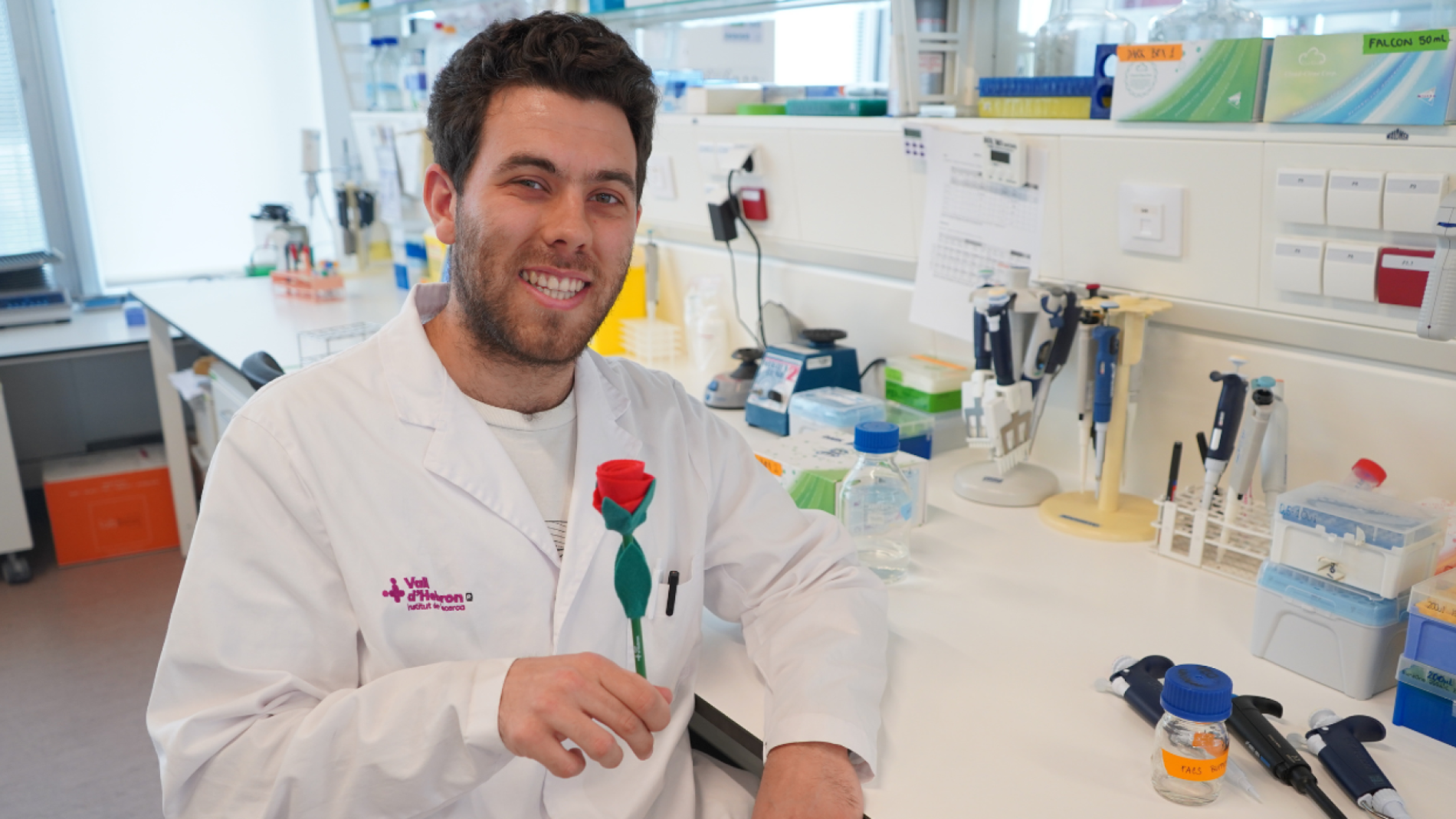 Investigador amb rosa de Sant Jordi