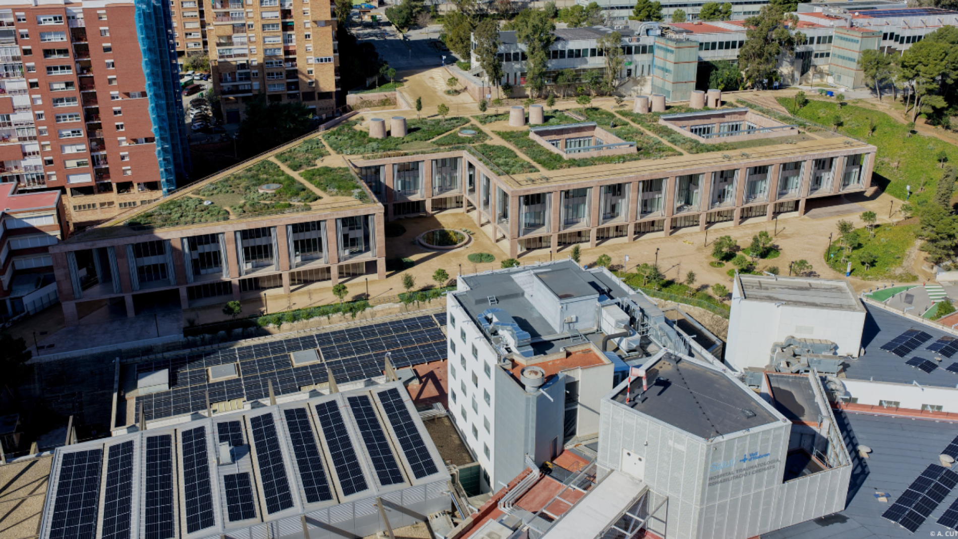 Plaques fotovoltaiques hospital traumatologia amb edifici VHIR