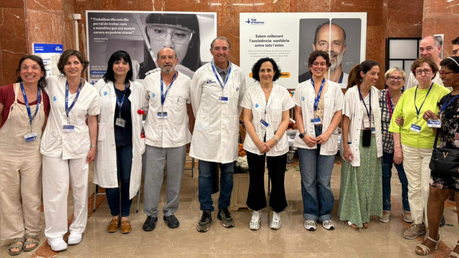 Foto de grup amb gerent de l'Hospital Vall d'Hebron