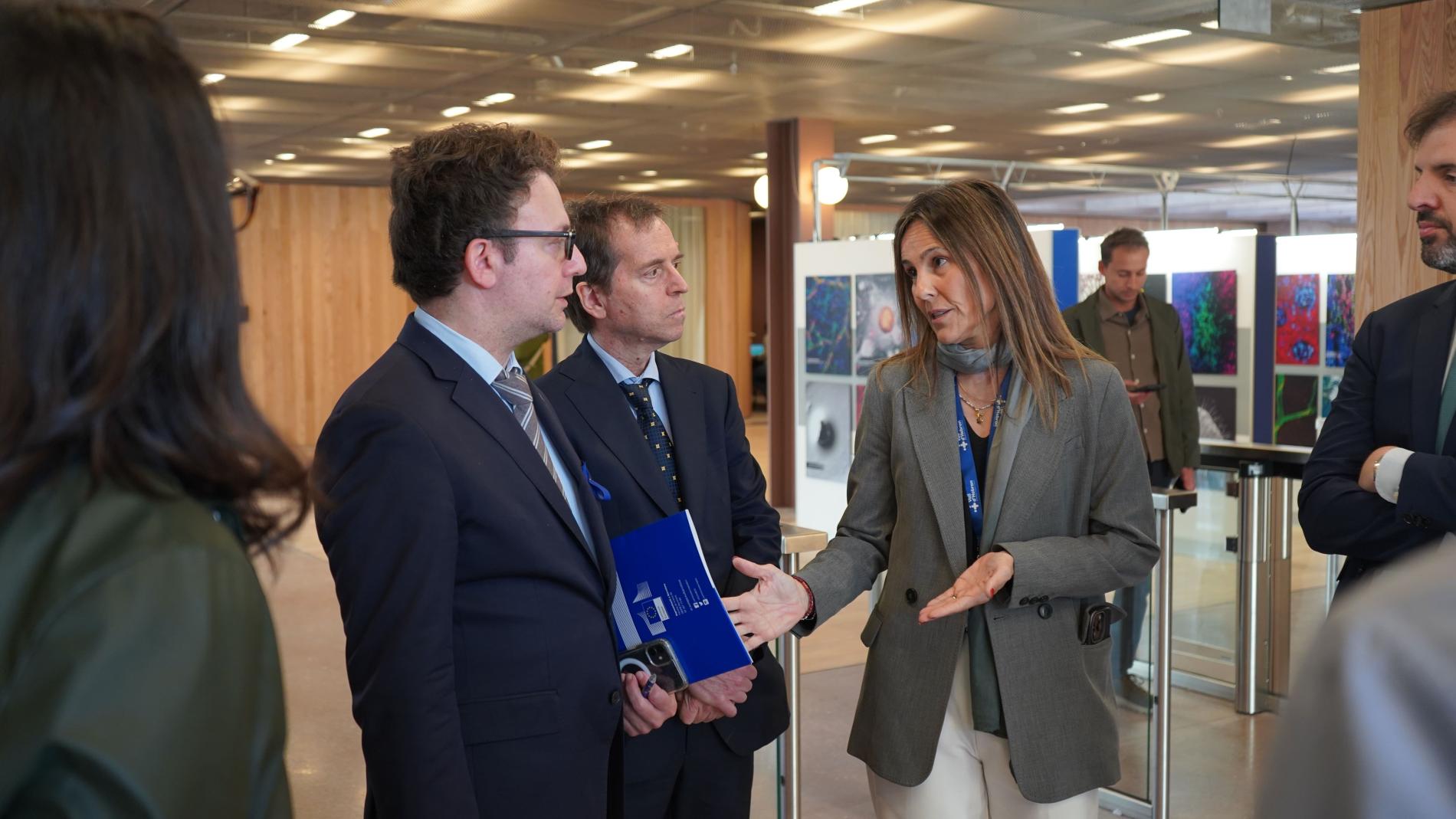 Visita de les autoritats a l'Edifici Central del VHIR