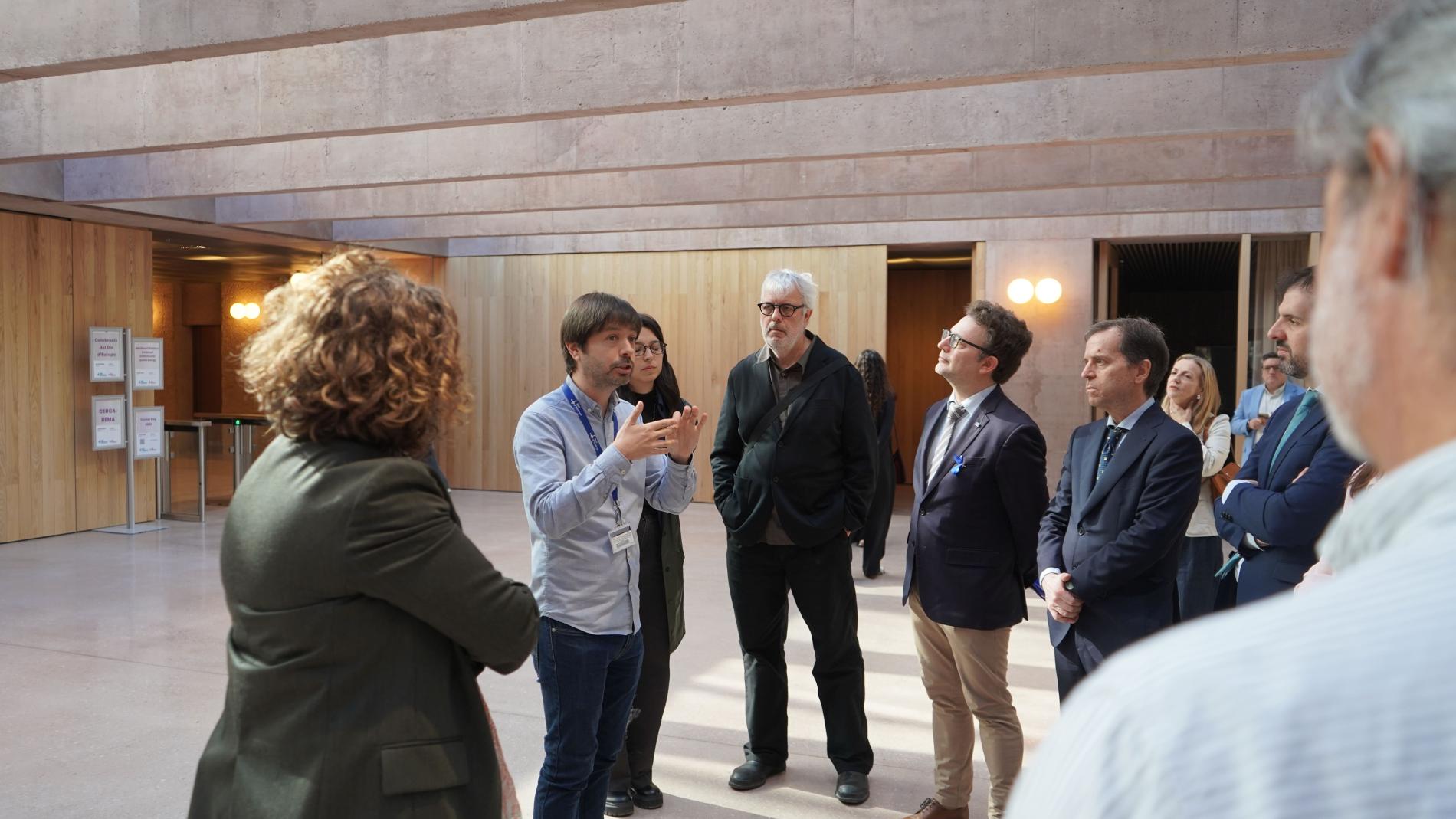 Visita de les autoritats al vestíbul de l'Edifici Central del VHIR