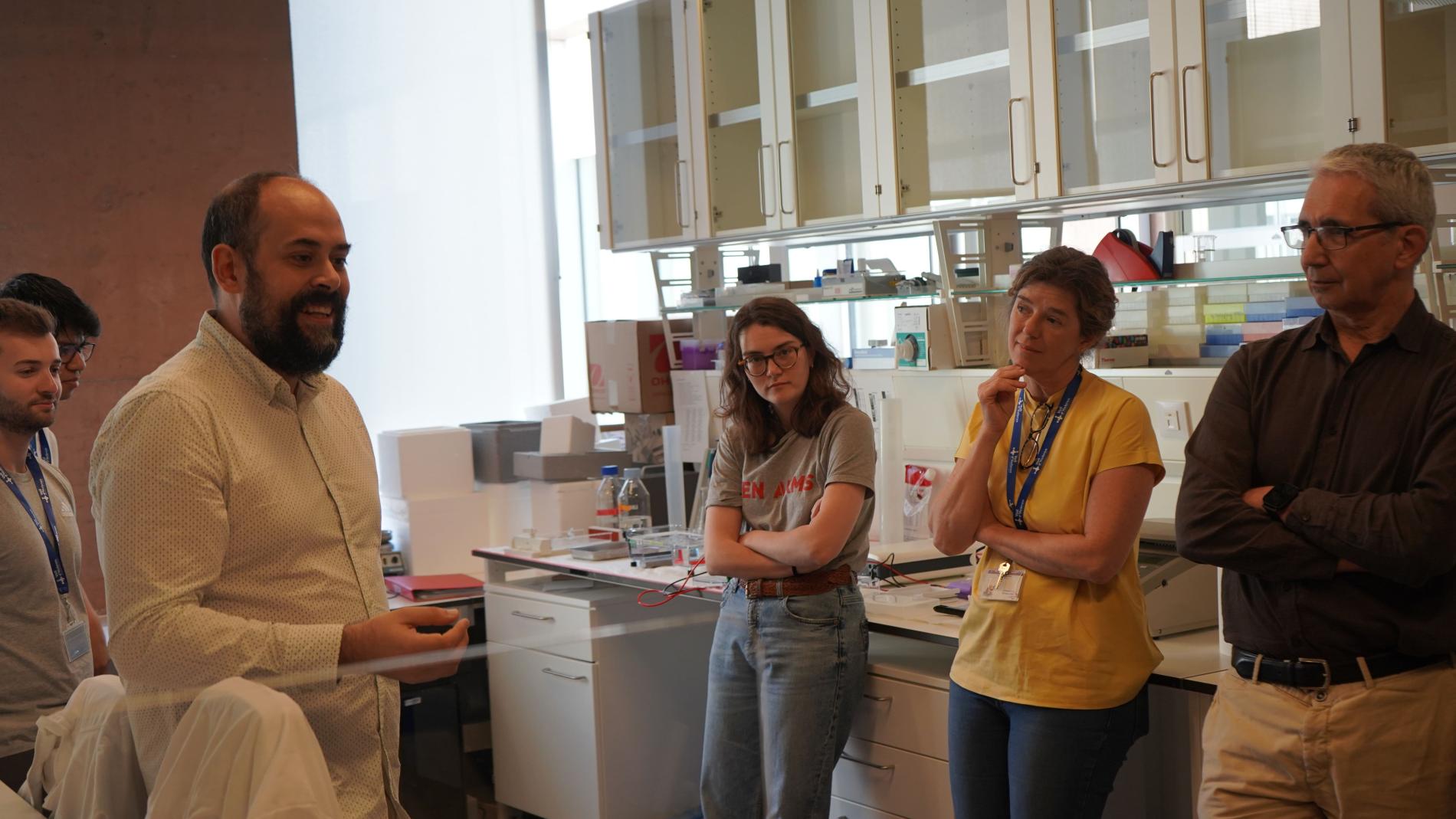 Visita a un laboratori de recerca en malalties minoritàries