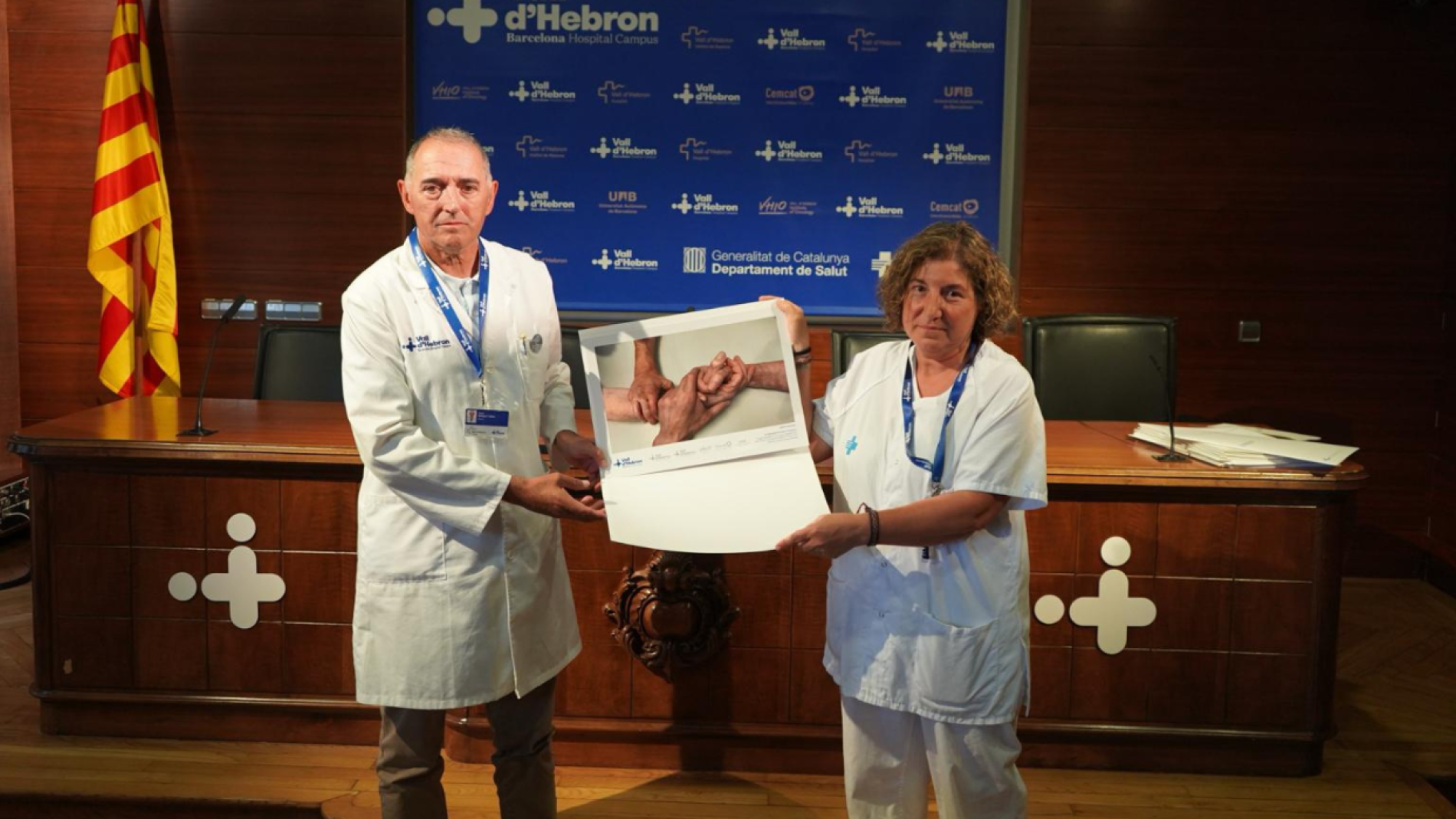 Gerent amb guanyadora del concurs fotogràfic de Vall d'Hebron 2025