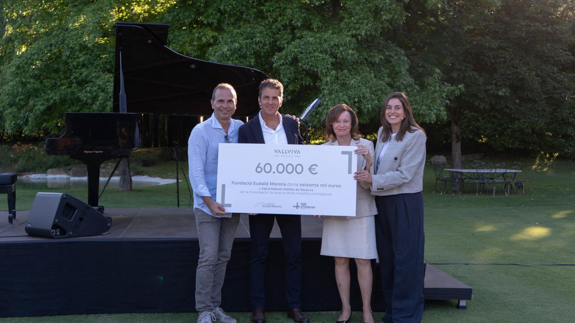Entrega xec en l'acte d'inauguració Vallviva