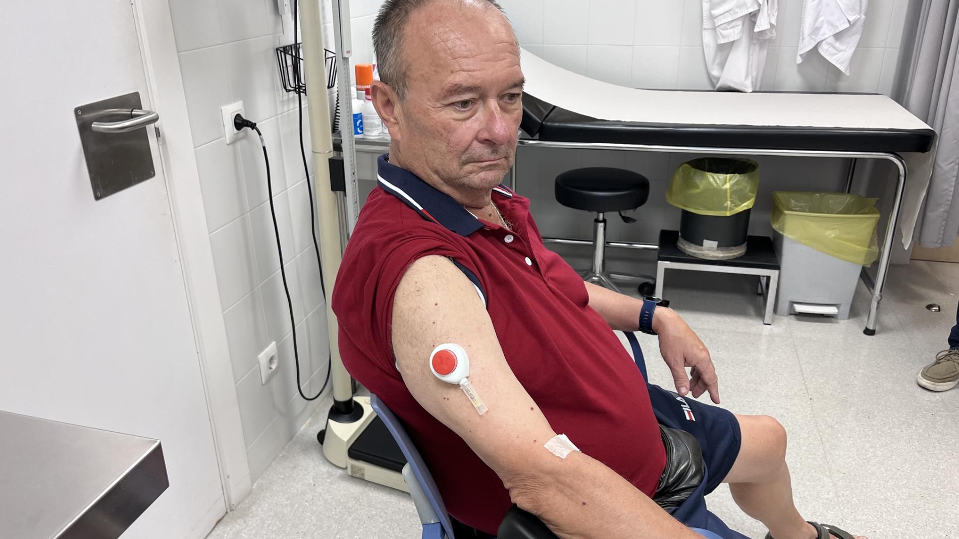 Patient with the microextraction device