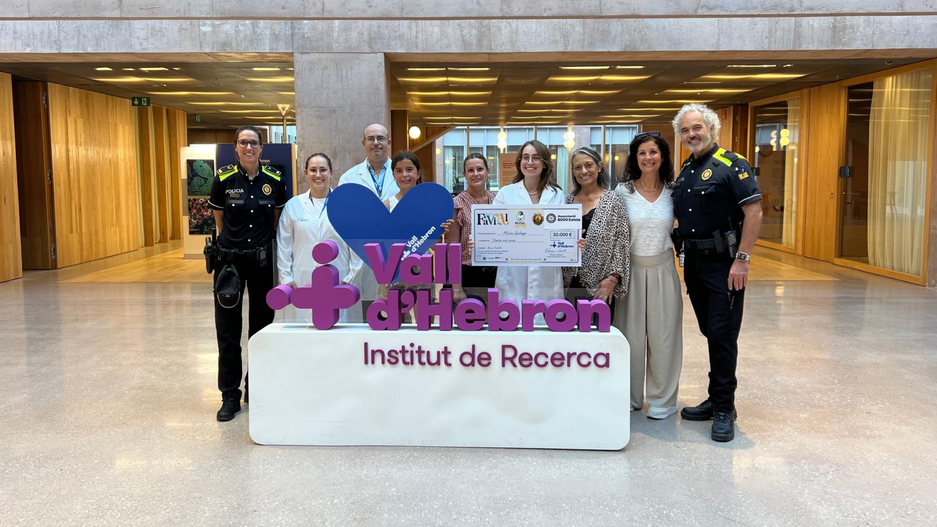 Entrega del xec de Policías x Valientes