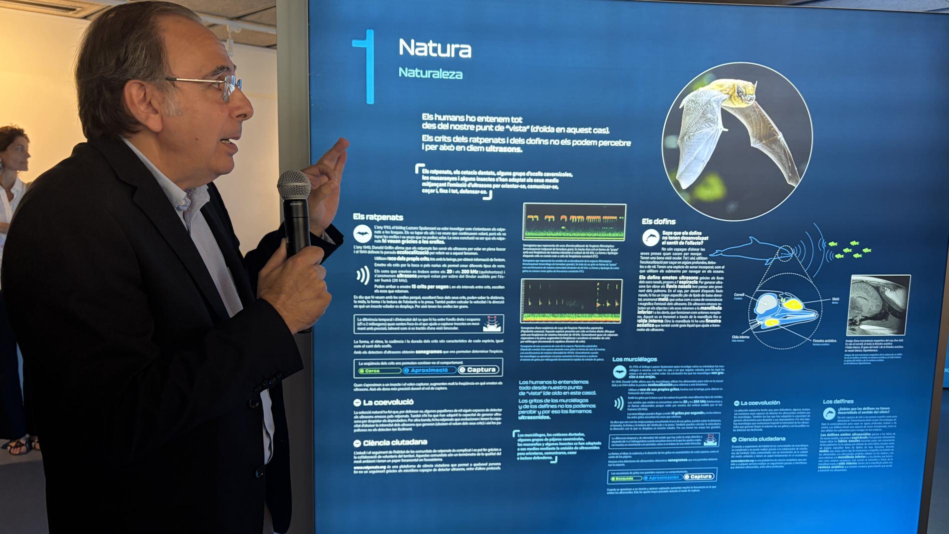 Dr. Xavier Serres fent la visita guiada a l'exposició